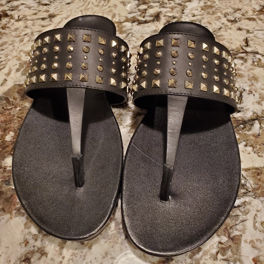 GUCCI THONG STUDDED SANDAL